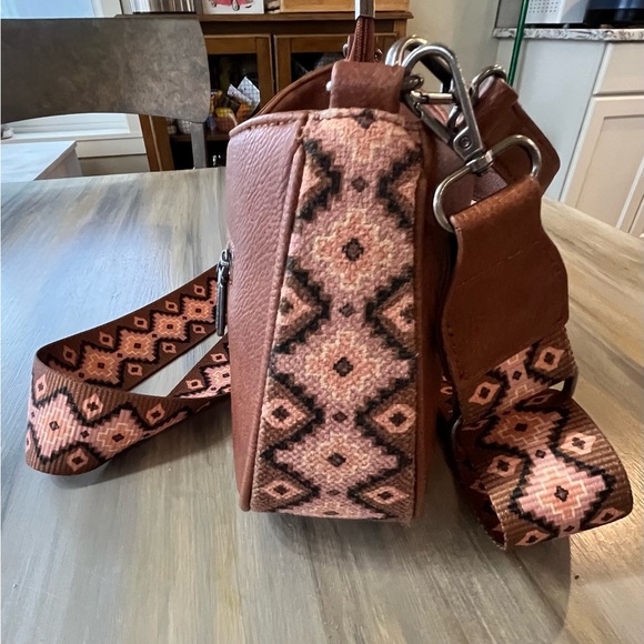 Wrangler Tan Shoulder Bag with Patterned Strap - Picture 6 of 6